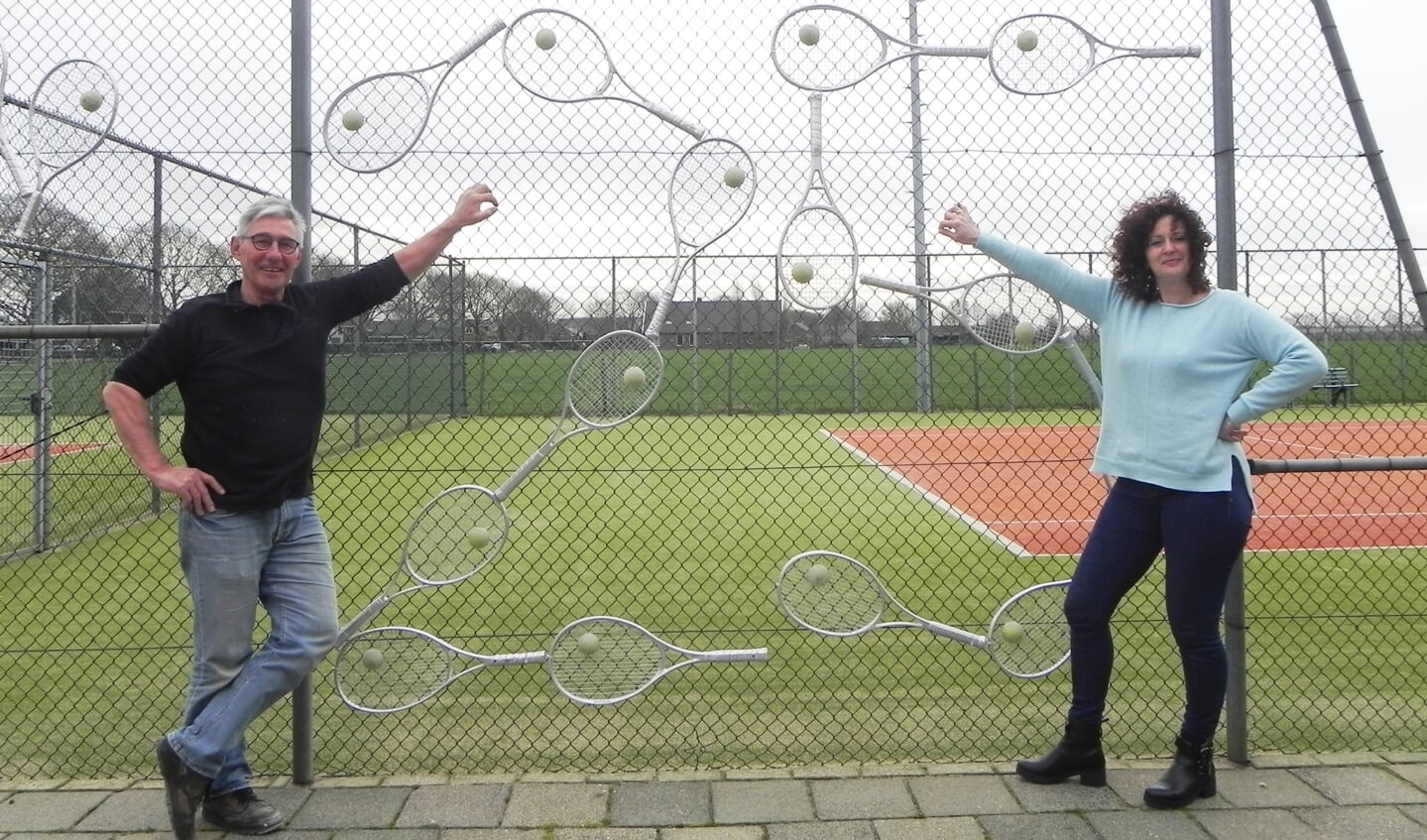 Jan Middelweerd en Joke de Waal bij een kunstwerk bestaande uit rackets voor het 25-jarig bestaan.