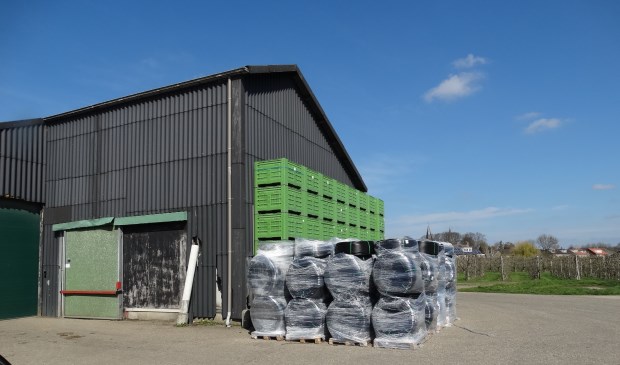 In de verte is het dorp met twee kerktorens te zien