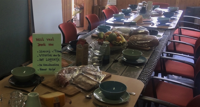 een heerlijk gedekte tafel voor de genodigden op de Sociale Moestuin