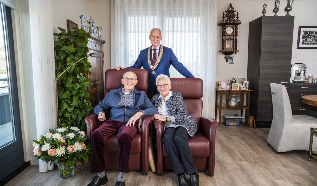 Gerard en Jo Overeem waren maandag zestig jaar getrouwd. Burgemeester Asje van Dijk kwam op bezoek om het echtpaar te feliciteren.