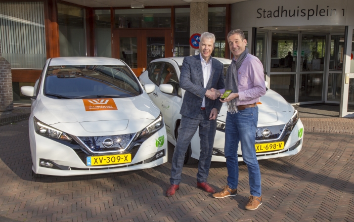 Buurauto directeur Alex van der Woerd 'overhandigt' wethouder Hans Buijtelaar de slutels voor acht nieuwe, duurzame deelauto's