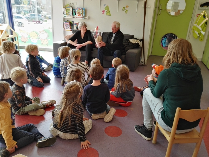 BSO-kinderen luisteren naar uitleg over bijen