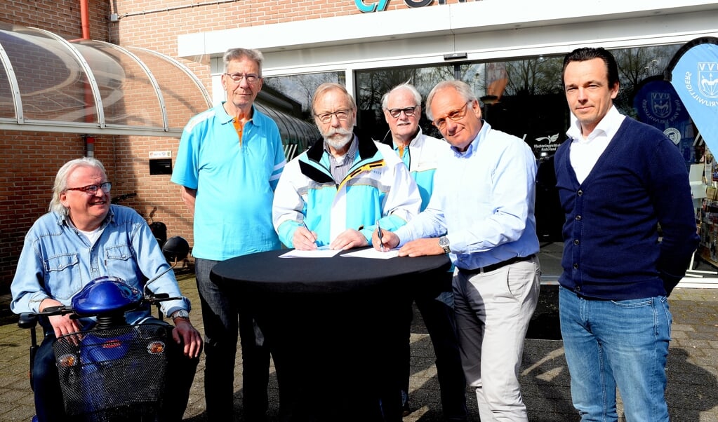 De UVV en VVN afdeling Nijkerk-Hoevelaken bekrachtigen hun samenwerking.