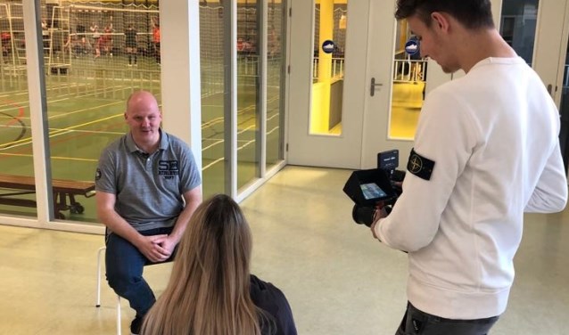 Voorzitter Gert-Jan Baerents wordt geinterviewd door een filmploeg van de Nevobo.