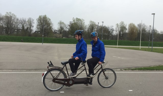Het wereldrecord achteruit fietsen op een tandem leverde 1700 euro voor Make-A-Wish op.