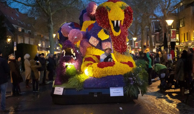 De eerste prijs voor de mooiste praalwagen met 'Veranderend Dierenrijk'.