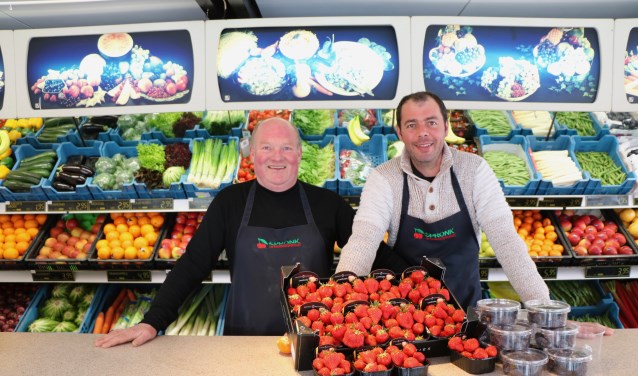 Cees Spronk en Paul Griekspoor in het kleurrijke decor van 'hun' winkel: 'de crisisjaren zijn voorbij.'