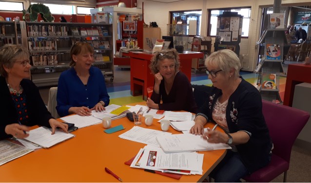 Mirjam van zweeden (GoedVolk), Nelleke Hurkens, Liesbeth Faber en Lieke Bos (ZOUT) in gesprek over dialoogtafel wegwerpplastic.