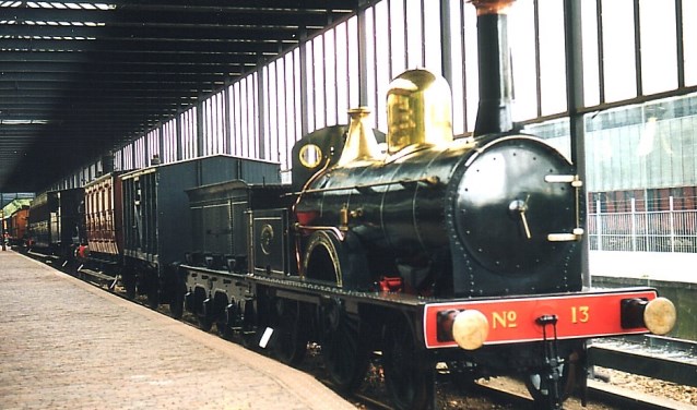 Een van de eerste stoomtreinen, nu nog te zien in het Spoorwegmuseum