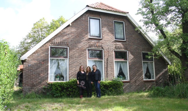 Bianca, Kitty en Monique voor het huis waar hun opa en oma vele onderduikers gastvrijheid boden.