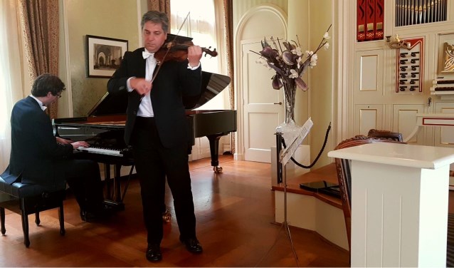 Pianist Wouter Harbers en violist Robert Cekov.