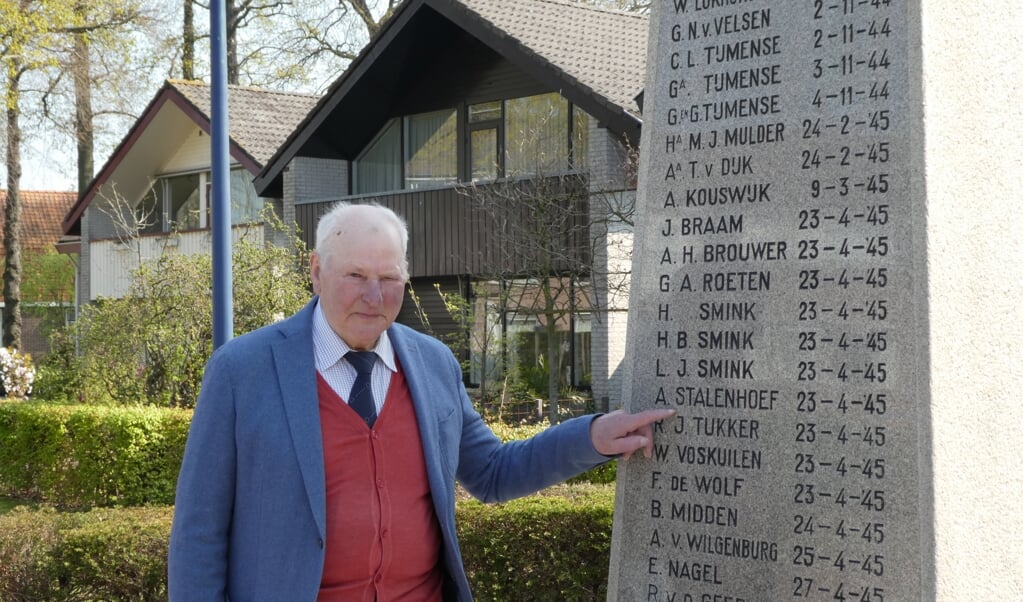 Bertus van de Grootevheen bij de gedenknaald in Hoogland. ,,Enkele van deze mensen heb ik gekend.”
