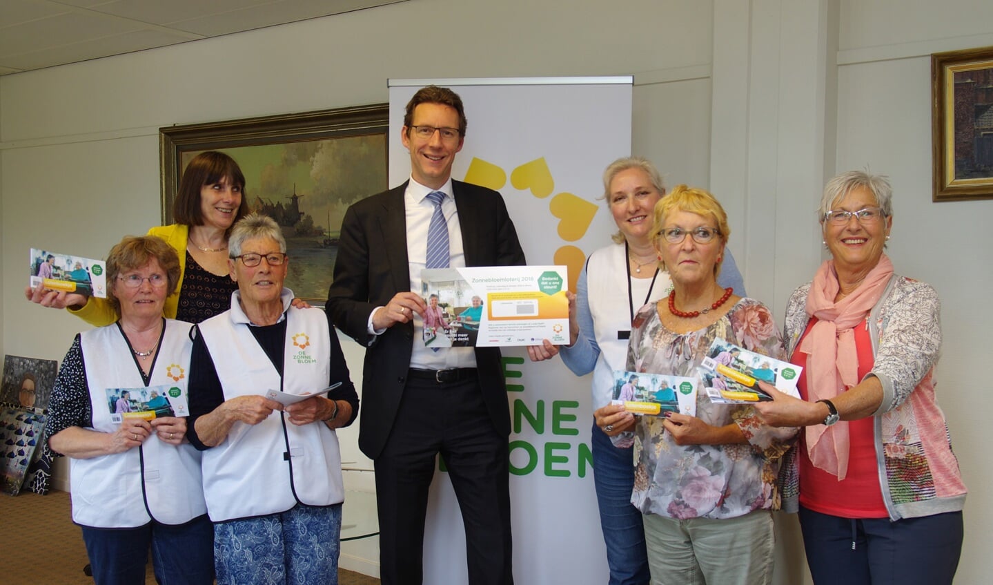 Het eerste lot van de Zonnebloemloterij is uitgereikt aan burgemeester Poppens (archief mei 2018)