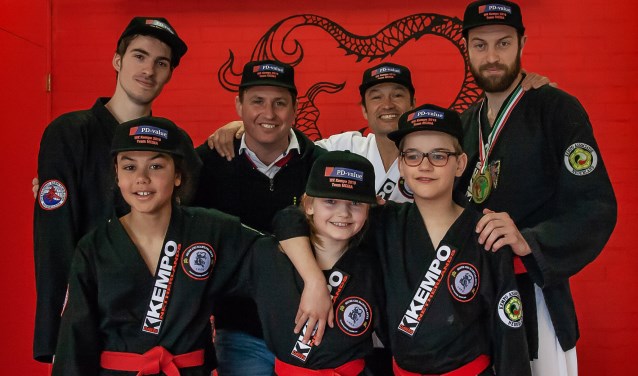 Sensei met de sponsor en het team dat afreist naar Guadalajara voor het WK Kempo