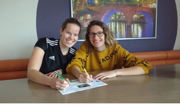 Mieke Hilhorst van Bunnik Beweegt en Agnes Corbeij van Bunniks Nieuws ondertekenen de overeenkomst
