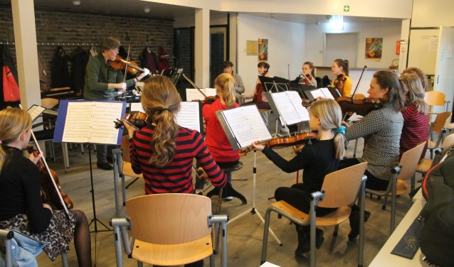 Bij het concert treden de Eierhoogheden zowel samen als met het WKO op.