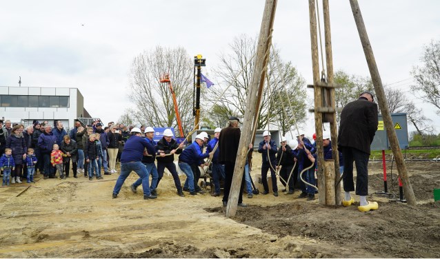 De eerste paal van de nieuwbouw van G. van Beek en Zn. is vrijdag de grond ingeslagen.