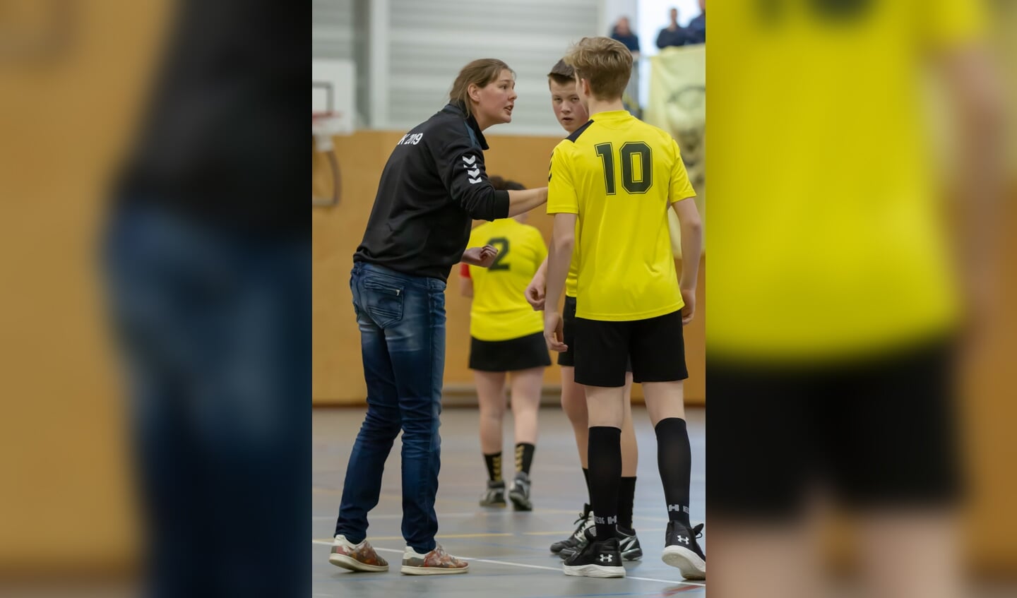 Coach Jacoline van Laar spreekt haar pupillen toe