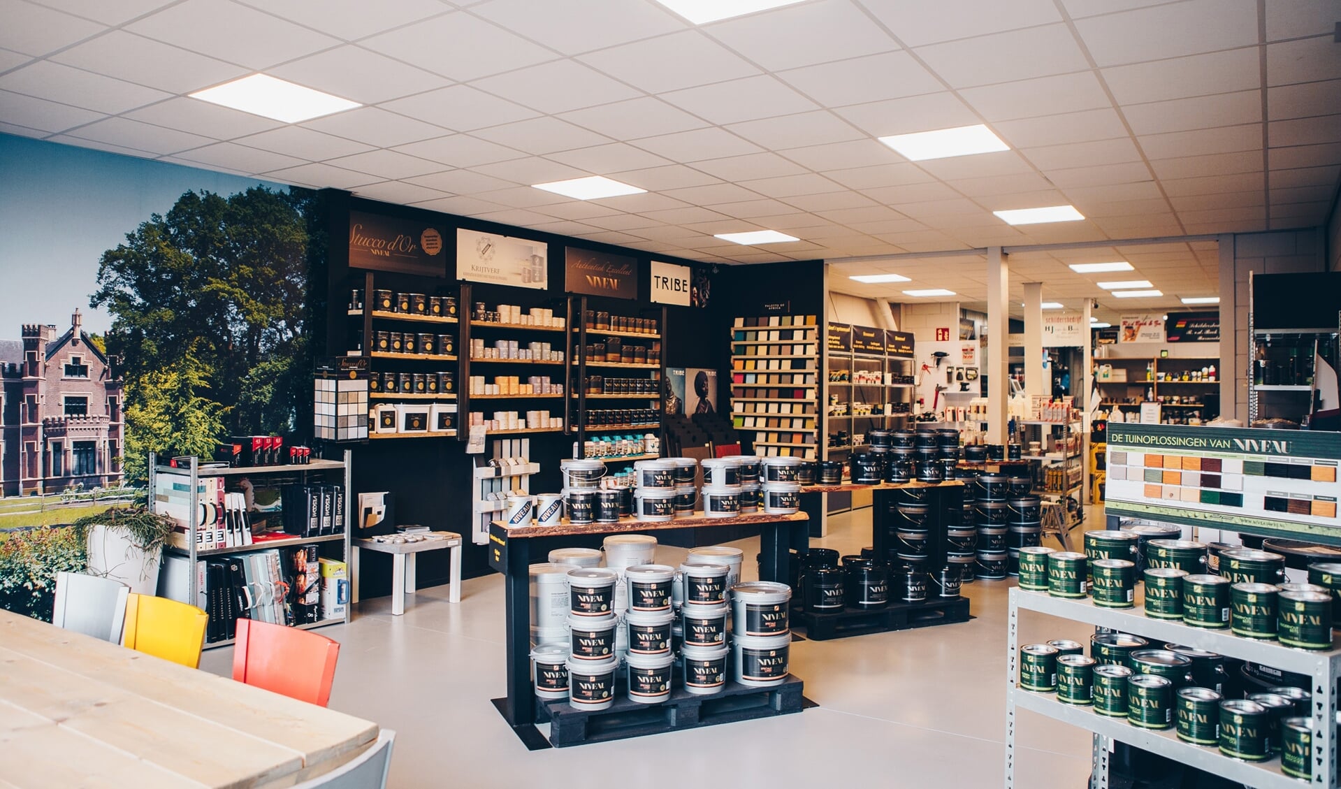Het uitgebreide assortiment in de vernieuwde winkel van R. van de Beek brengt volop kleur in je leven.