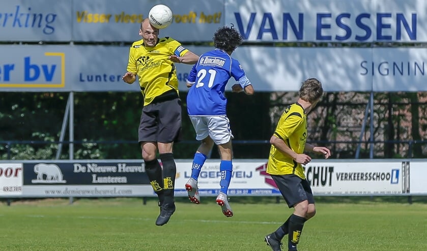 Tom Cozijnsen, uitblinker bij Lunteren, wint kopduel met andere uitblinker Daquillio Degama.