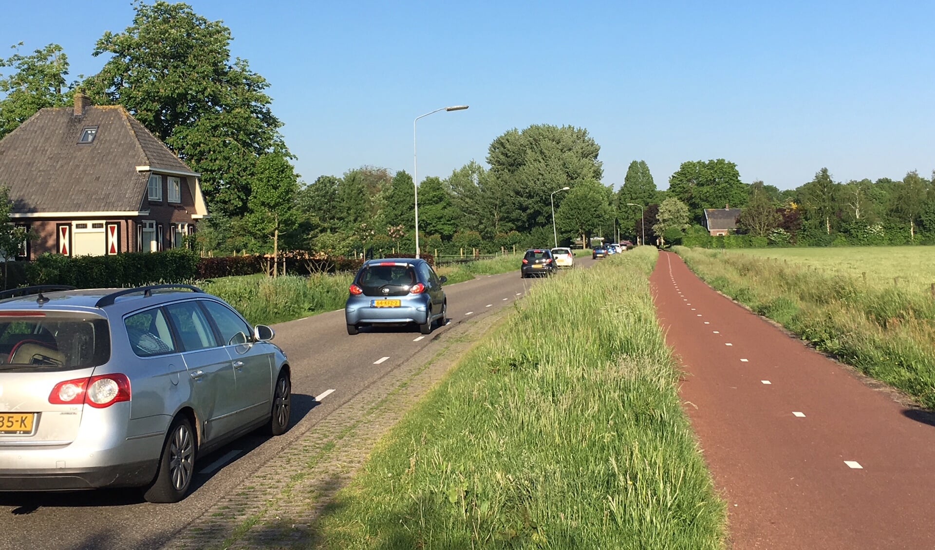 Archieffoto van verkeer over de Achterveldseweg in Barneveld. Door de afsluiting van de Hessenweg even verderop, kiest het verkeer nu alternatieve routes, bijvoorbeeld via De Glind.