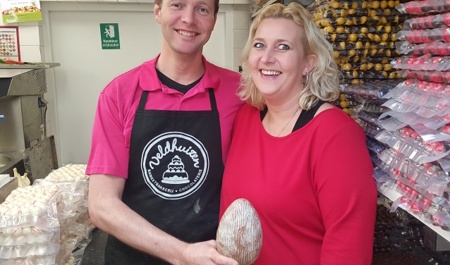 Dennis met Marielle. ,,Een tientje per jaar voor de winnaar."