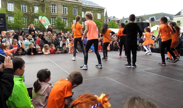 Net als voorgaande jaren staat er weer een groot podium op de Groenmarkt tijdens Koningsdag.
