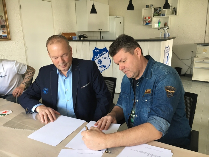 Rechts Ad Dekker van Fordekk Services en Kees Verhoef van VV Sliedrecht