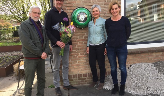 Cisca Pittie en Leonard Baart overhandigen Ton de Kroon en Liesbeth v. Rijnsbergen een boeket als dank voor het realiseren van de AED