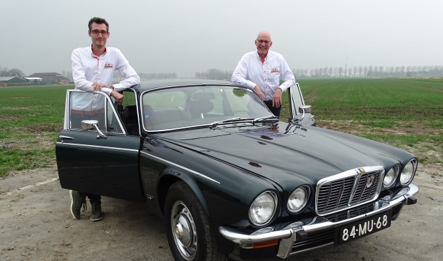 Voorzitter René Enthoven (rechts) met zijn 43 jaar oude Jaguar en bestuurslid Michael Reuling.