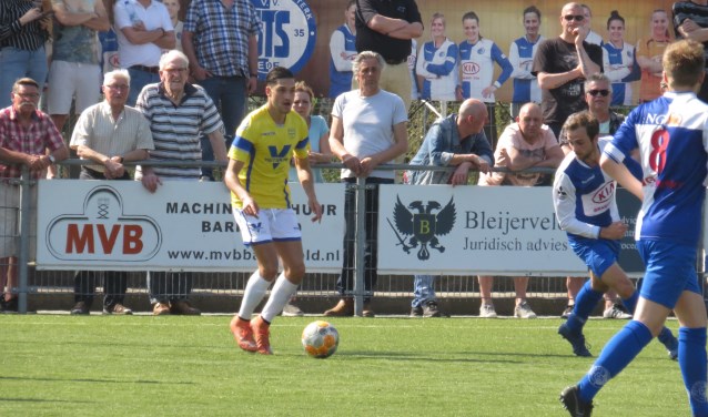 Hoessein Jabir kijkt of hij een opening kan vinden in de defensie van DTS'35 tijdens de wedstrijd die NSC met 0-1 won.