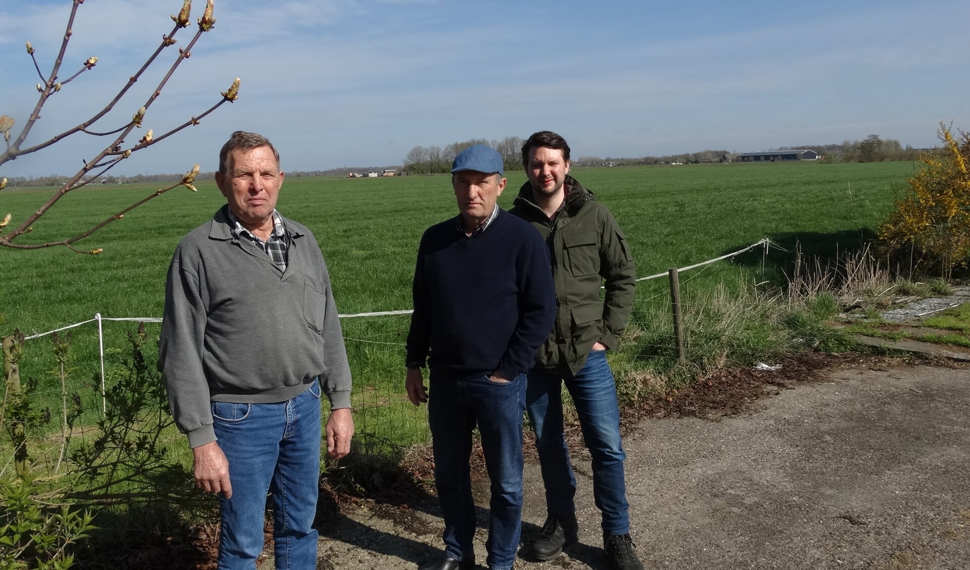Op 8 april 2019 legden Marius Schaaps (LC energy) en de heren Dorrestein hun plan uit in het Bunniks Nieuws, toen voor 25 hectare zonneweide (archief BDU)
