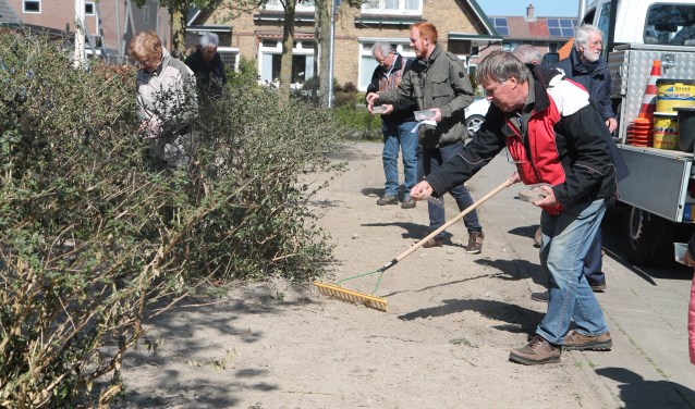 Na het inzaaien moet er geharkt worden