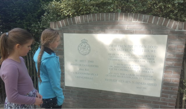 De leerlingen van juf Linda hebben het oorlogsmonument geadopteerd.
