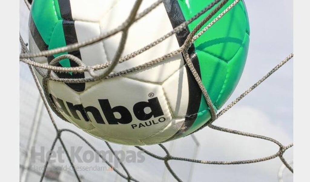 Hardinxveld aan de Sluisweg onderuit tegen Meerkerk (1-2).