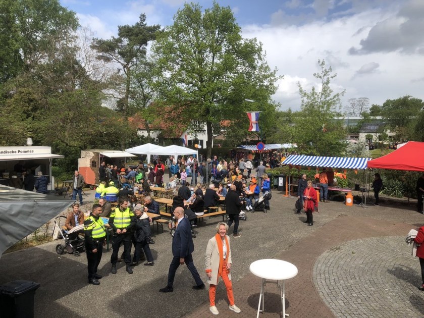 Koningsdag in Maarn: foto van burgemeester Frits Naafs.