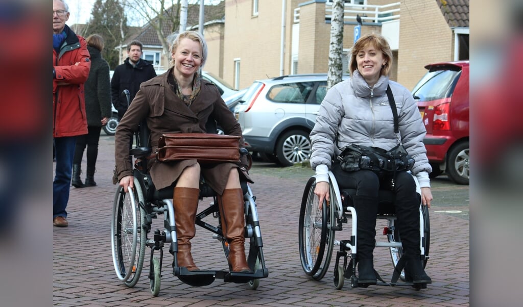 Wethouder Floor Gordon (links) in een rolstoel, met bewoonster Amanda ten Cate tijdens een toegankelijkheidsschouw eerder dit jaar.