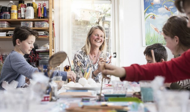Anjolein Schraven beschilderd eieren met 'haar'kinderen tijdens tekenles