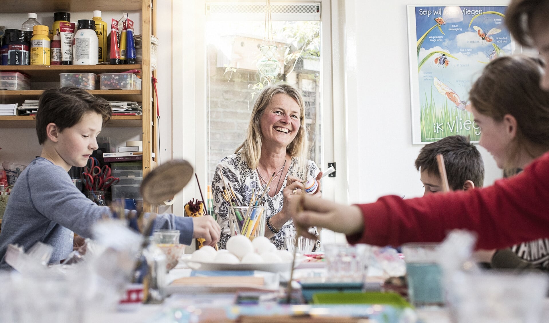 Anjolein Schraven beschilderd eieren met 'haar'kinderen tijdens tekenles