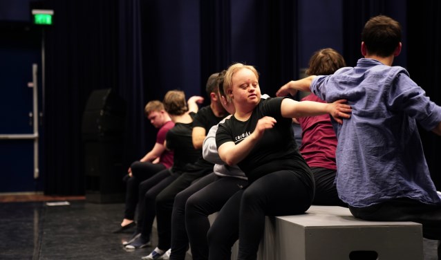 De dansers van Cardiac Output tijdens een repetitie.