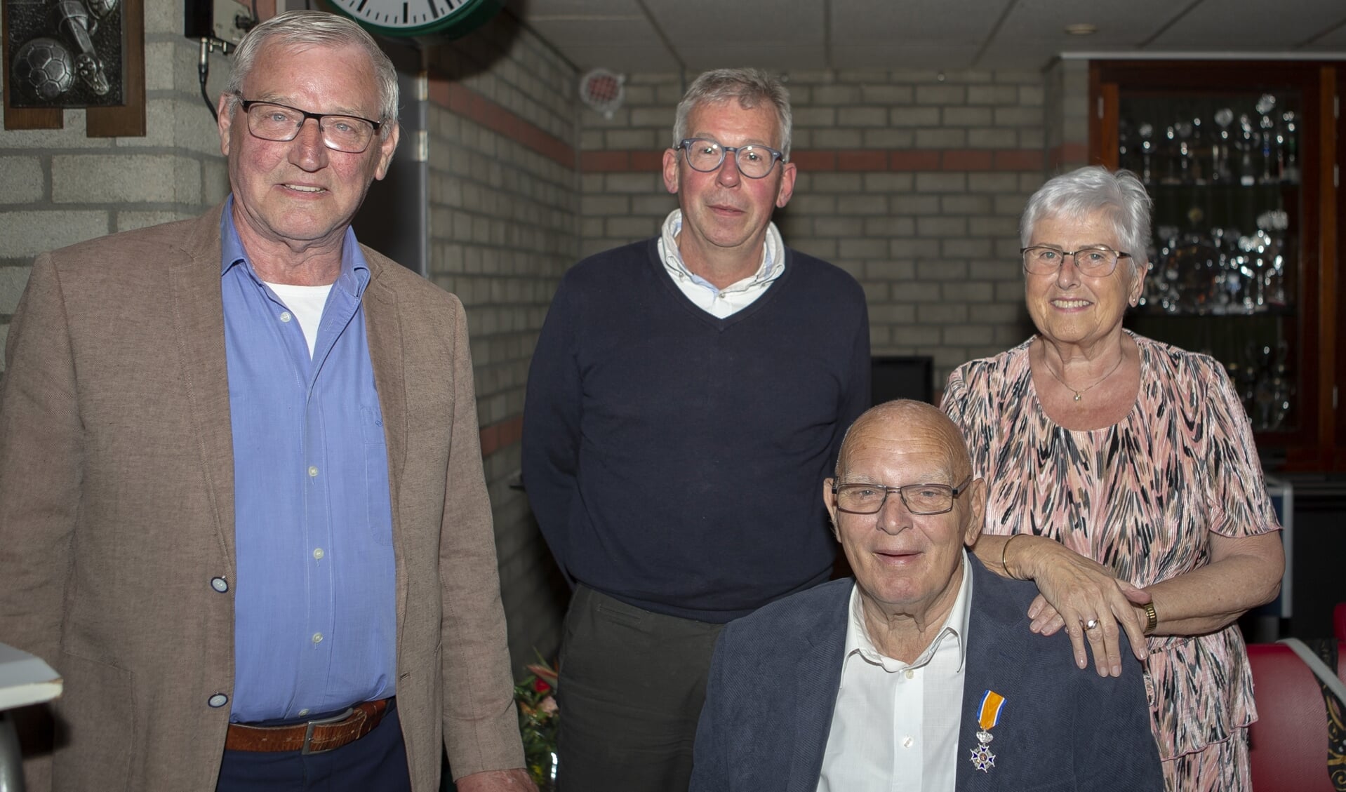 Jubilaris Dick Gerressen geniet van zijn lintje en receptie. Echtgenote Joke en (links) Toon van den Boomen en Frans Rijsemus moesten lang zwijgen.