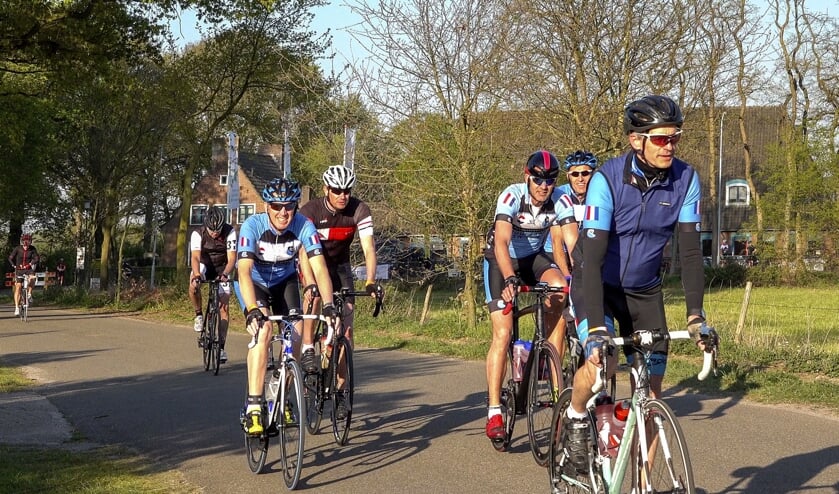 Fietsers bij de start van Tour de Haute Veluwe