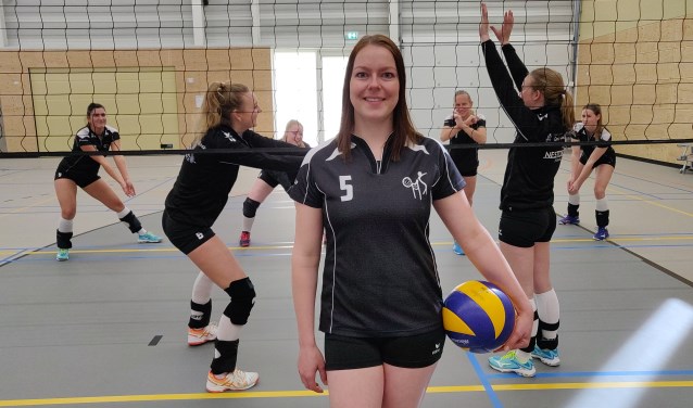 OMS-diagonaal Lydia Schreuder voor aanvang van de promotiewedstrijden in Raalte.