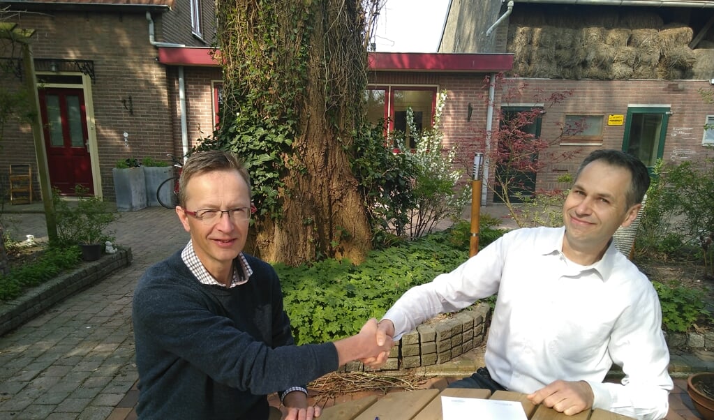 Jan en Roel hebben de samenwerkingsovereenkomst net getekend.