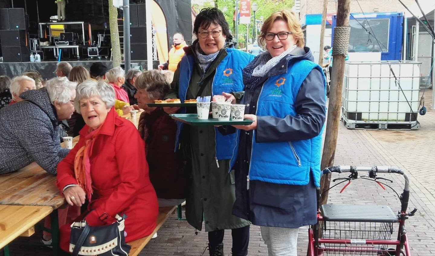 Senioren in Hoevelaken genieten van een gratis tompoes en een kopje koffie.