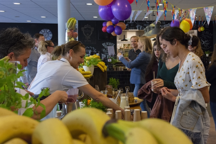 Studenten Dulon College in de gezonde schoolkantine