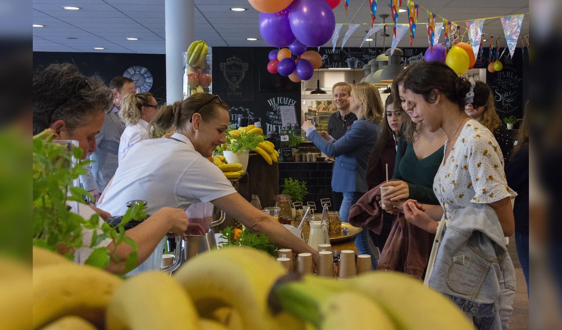 Studenten Dulon College in de gezonde schoolkantine