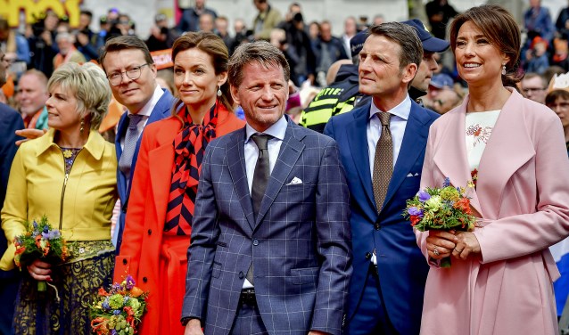 Prinses Laurentien, prins Constantijn, prinses Aimee, prins Pieter-Christiaan, prins Maurits en prinses Annette (van links naar rechts) tijdens Koningsdag 2018 in Groningen.