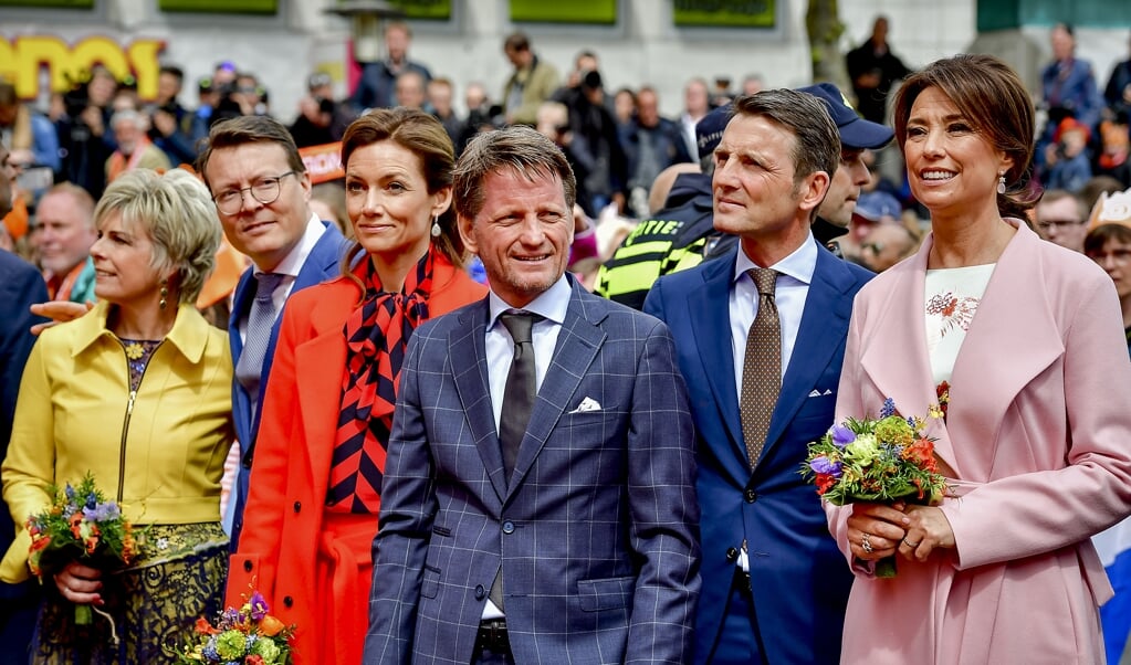 Prinses Laurentien, prins Constantijn, prinses Aimee, prins Pieter-Christiaan, prins Maurits en prinses Annette (van links naar rechts) tijdens Koningsdag 2018 in Groningen. 