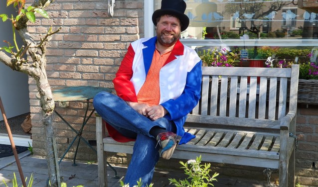 Bert is er klaar voor om OKEPoP te presenteren, van hoed tot schoenen.